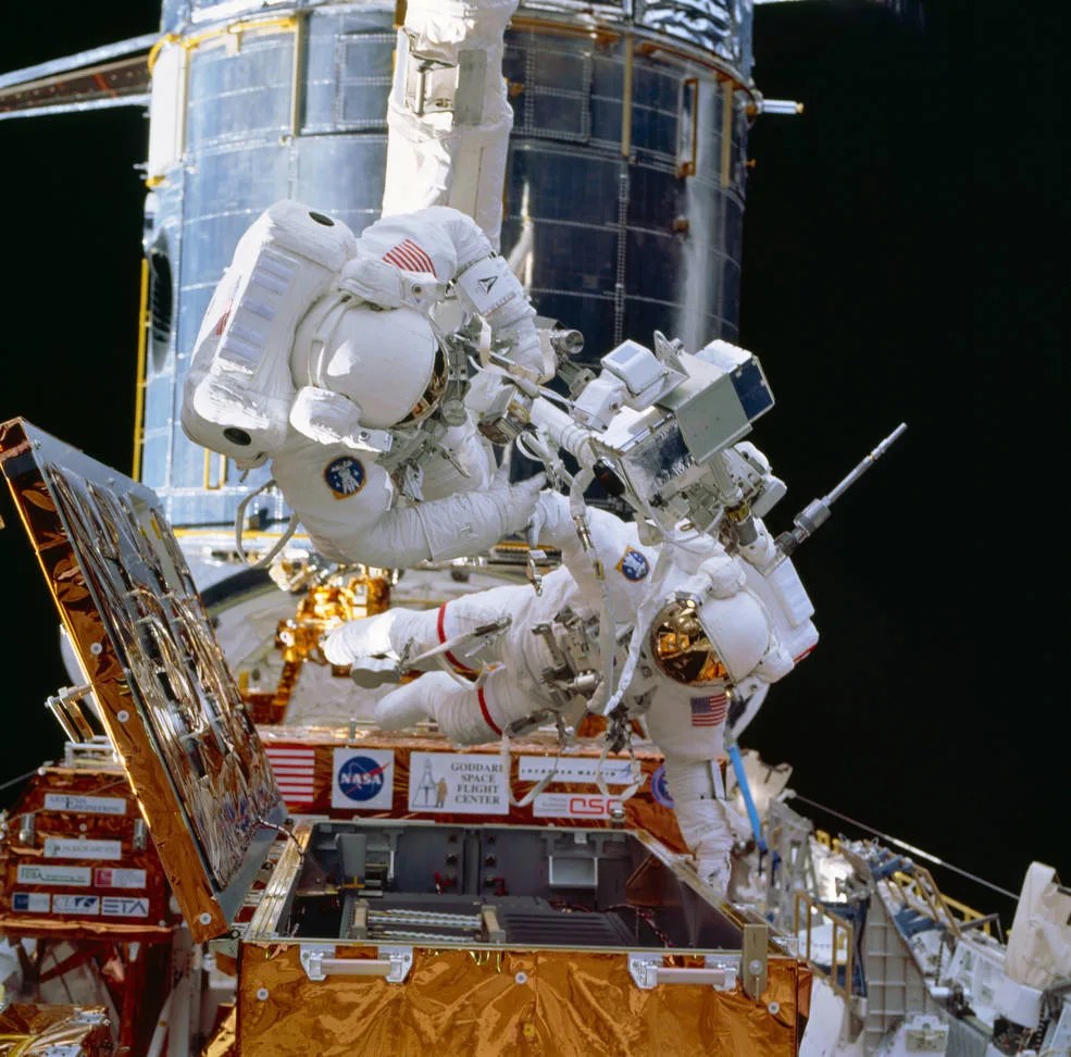 Hubble_sts_82_eva1_smith_lee_sts082-717-029